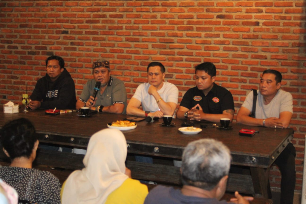 Diskusi terbuka di Resto Cafe Hedon Estante, Jalan Ngagel Timur, Surabaya