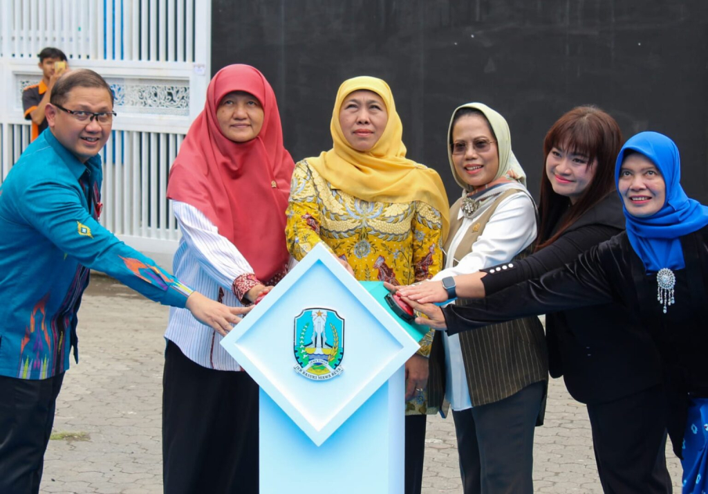 Anggota DPRD Surabaya, Herlina Harsono Njoto bersama Gubernur Jawa Timur Khofifah Indar Parawansa