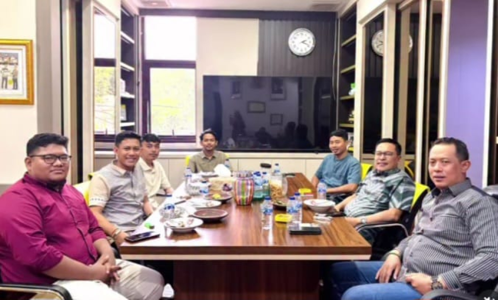 Wakil Ketua DPRD Kota Surabaya, Arif Fathoni, bersama Achmad Nurdjayanto, Sekretaris Fraksi Partai Golkar menerima kunjungan Pengurus HMI