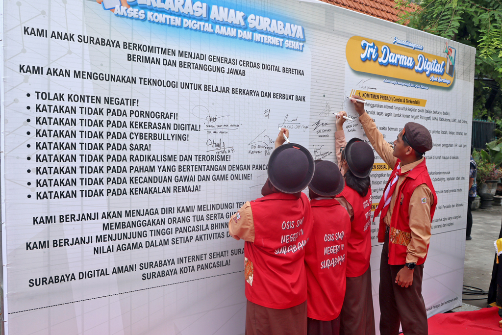 Pemkot Surabaya menerapkan kebijakan pembatasan penggunaan gawai atau handphone (HP) di lingkungan sekolah