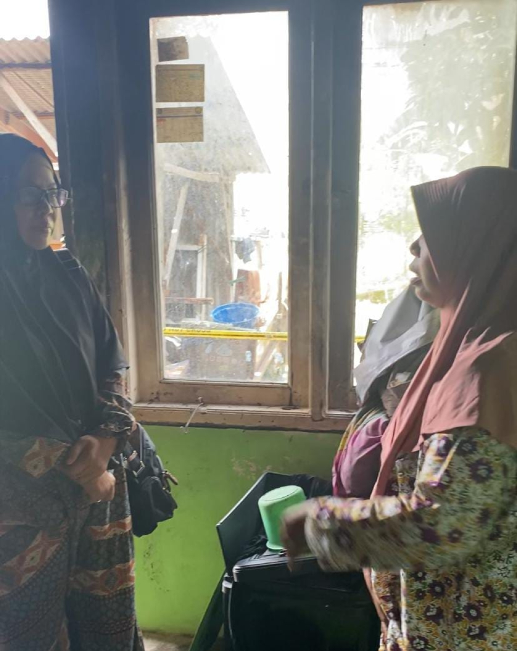 Enny Minarsih Anggota DPRD Kota Surabaya Fraksi PKS meninjau rumah warga yang terdampak kebakaran di Jalan Kalikepiting, Surabaya
