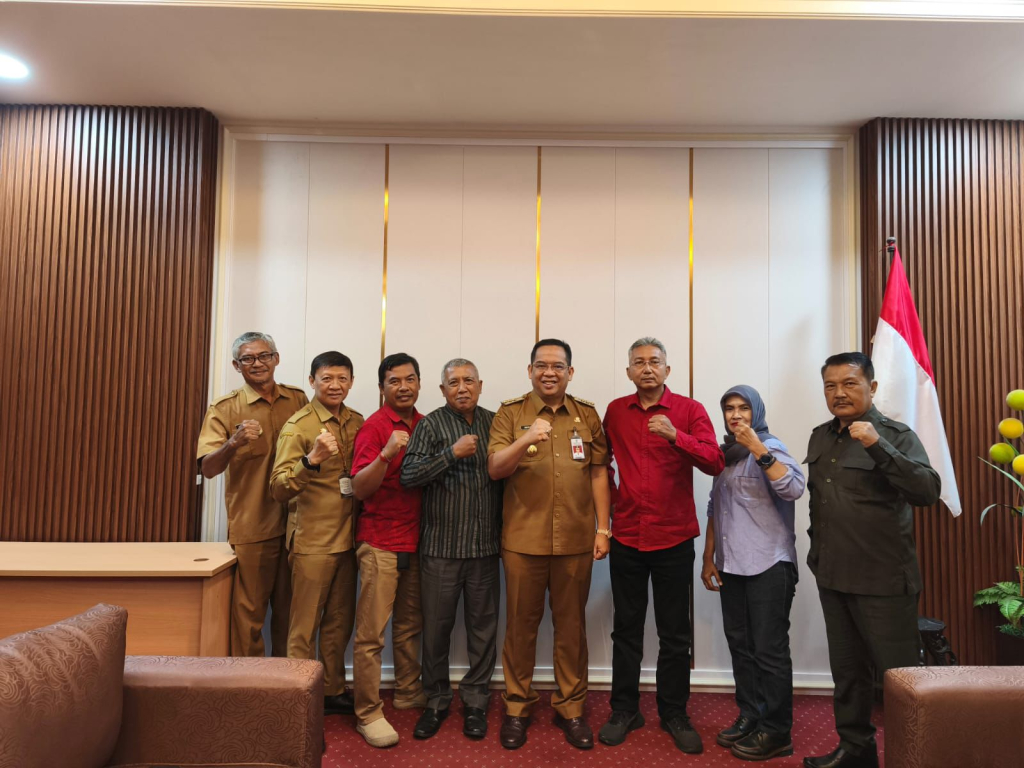 Pengurus DPC PDI Perjuangan Kota Probolinggo saat berfoto bersama dengan Wali Kota Probolinggo, dr. Aminuddin