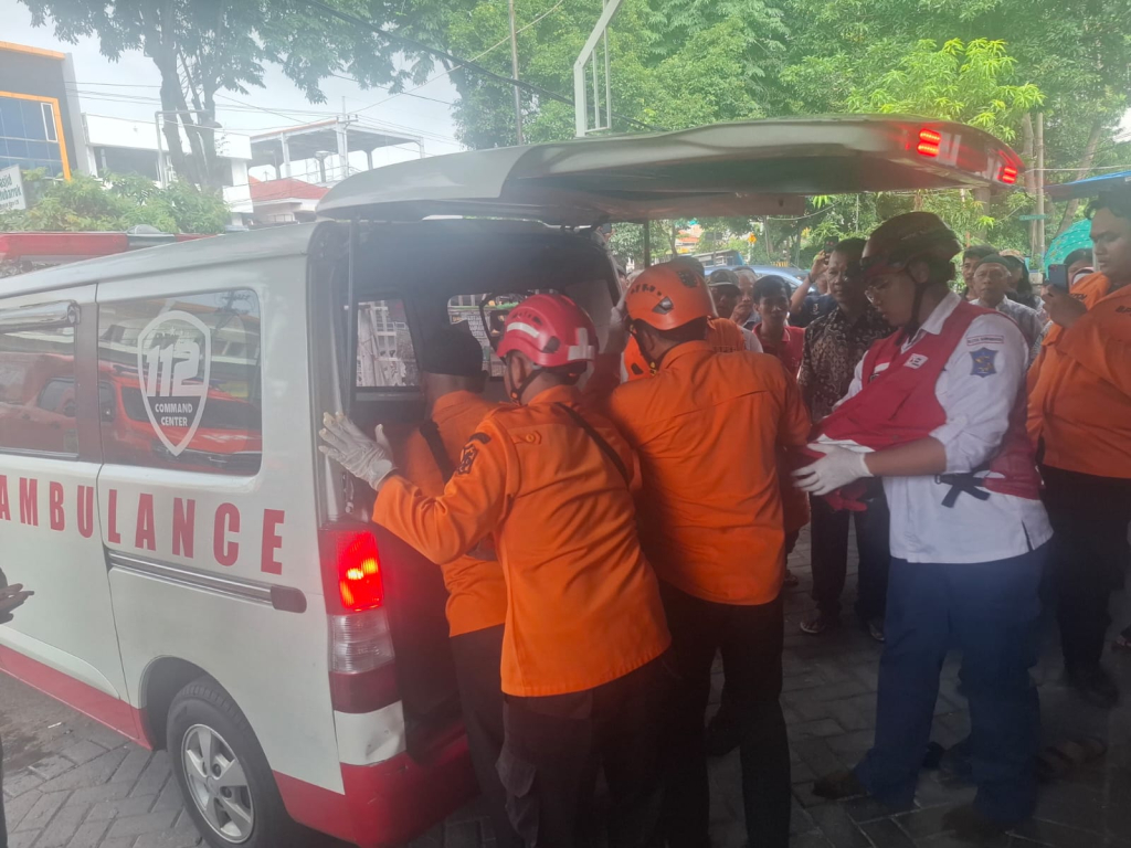 Evakuasi jenazah pekerja masjid yang tewas tersengat listrik di Surabaya