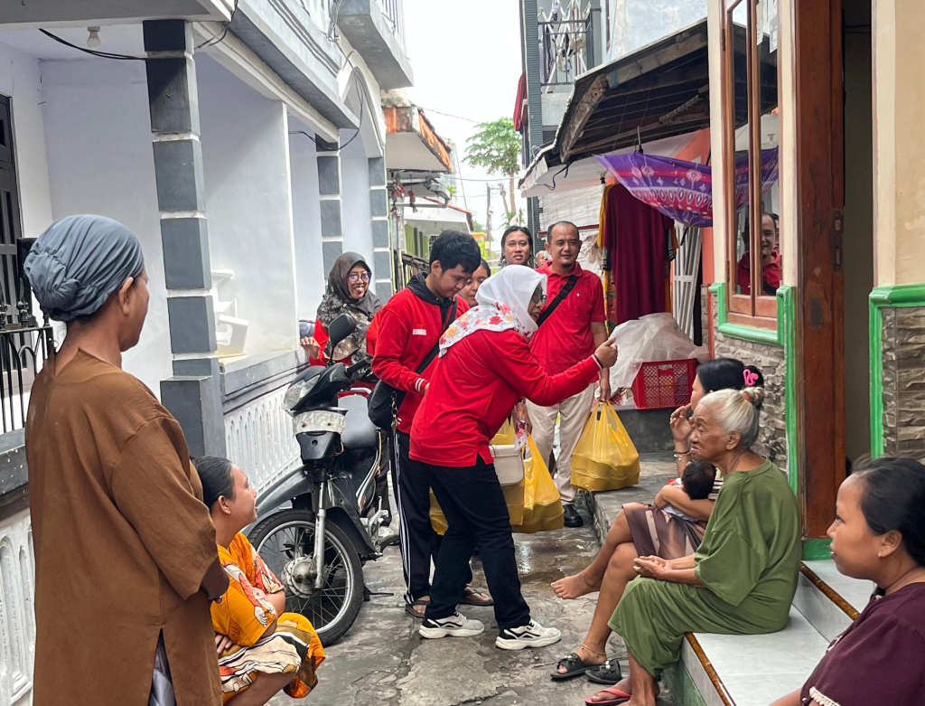 Kader PDI Perjuangan Kota Probolinggo saat turun membagikan nasi ke rakyat