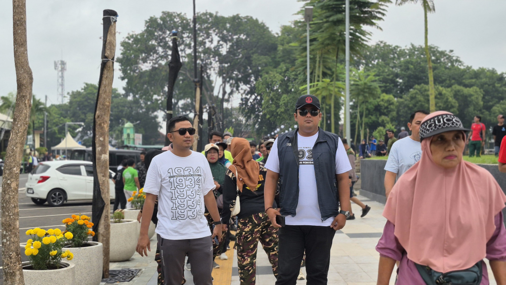 PC GP Ansor kota Probolinggo saat melaksan kegiatan jalan sehat di alun-alun