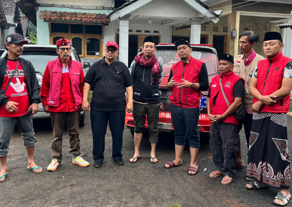 Kader PDI Perjuangan Kabupaten Probolinggo saat berada di daerah lokasi bencana