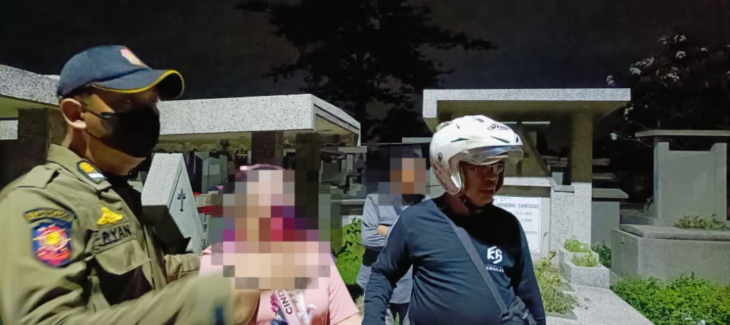 Petugas Satpol PP menjangkau satu orang WRSE di kawasan TPU Kembang Kuning