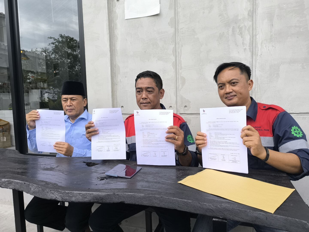 Pihak BIP menunjukan surat tali asih kepada warga yang terdampak