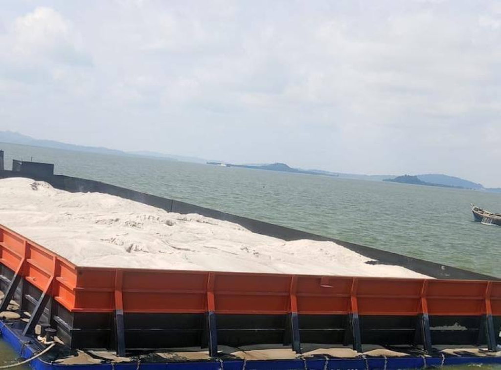 Aktivitas penambangan pasir di Kepri