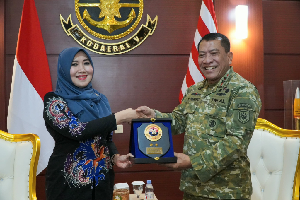 Anggota DPD RI Lia Istifhama dan Laksda TNI Ali Triswanto, Komandan Kodaeral V/Surabaya