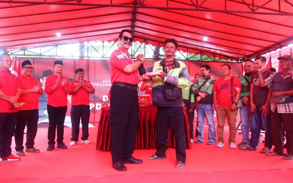 Ketua DPD PDI Perjuangan Provinsi Kepri, Prof. Soerya Respationo berikan tumpeng kepada salah satu ojek online dalam rangkaian Dirgahayu PDI Perjuangan