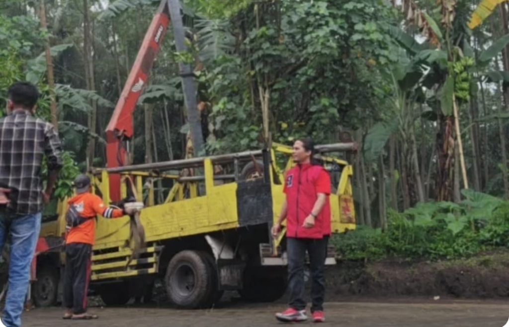 Legislator PDI Perjuangan Kabupaten Probolinggo, Cak Dayat saat berada di wilayah dapilnya