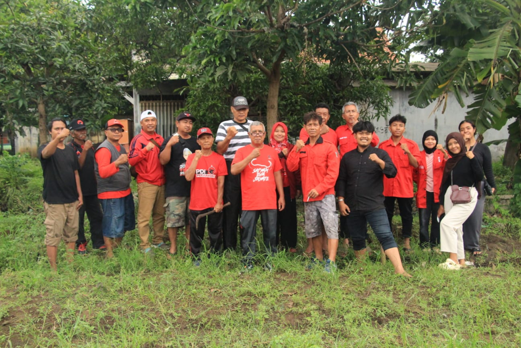 Kader PDI Perjuangan Kota Probolinggo saat melakukan aksi tanam pohon untuk memperingati HUT Ketum, Megawati Soekarnoputri