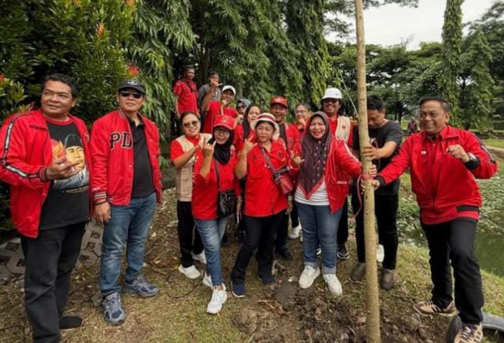Aksi penanaman pohon di kawasan Danau Unesa yang digelar DPC PDIP Surabaya