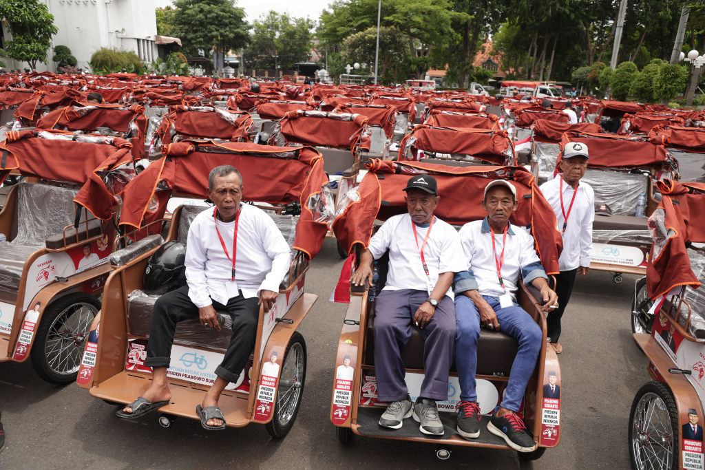 Bantuan becak listrik dari Presiden Prabowo