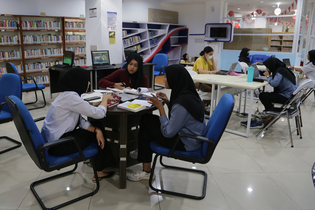 Kunjungan perpustakaan di Surabaya