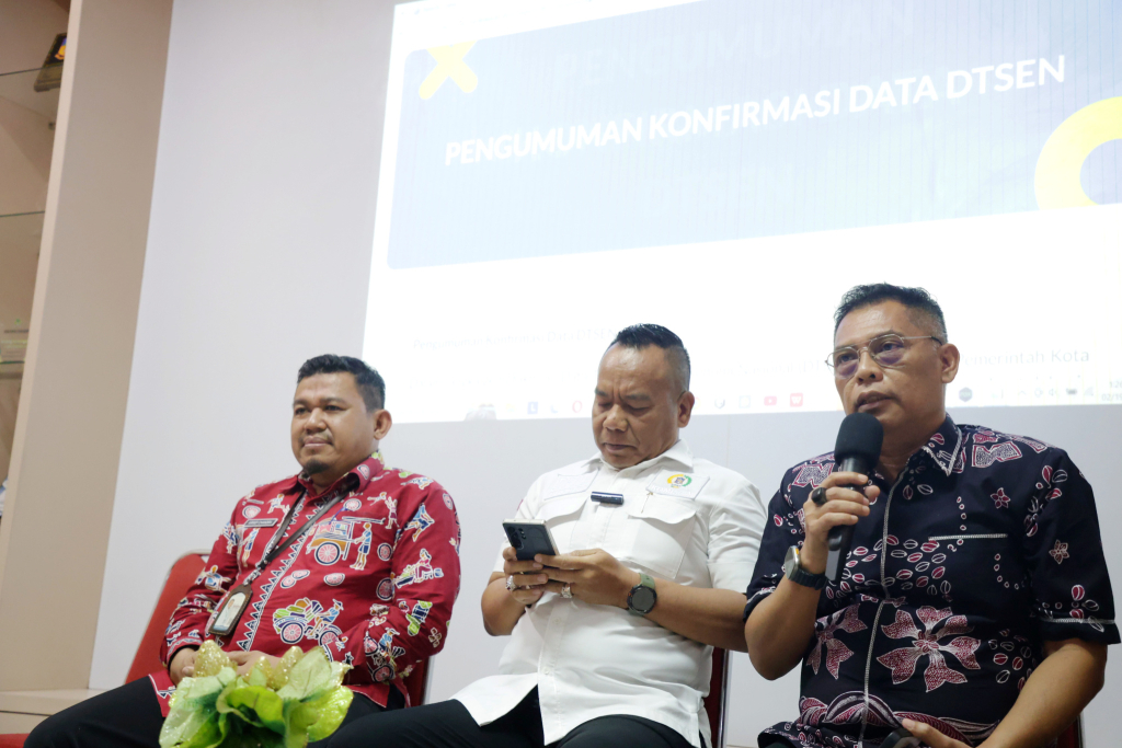 Kepala Dinas Kependudukan dan Pencatatan Sipil (Disdukcapil) Surabaya, Eddy Christijanto (kanan)