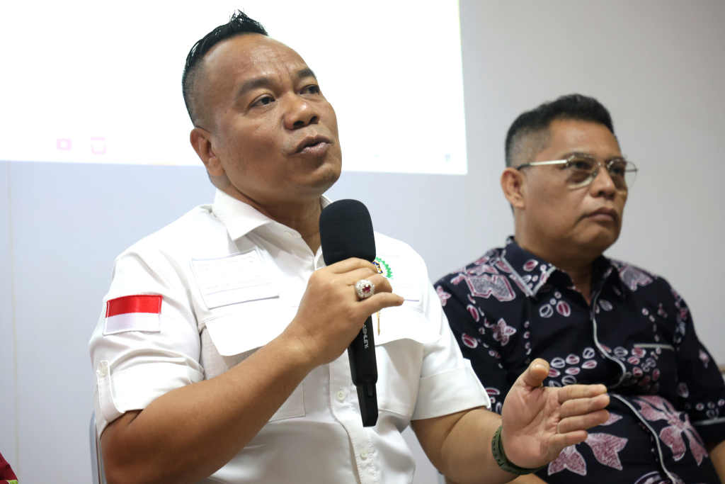 Ketua Komisi A DPRD Kota Surabaya, Yona Bagus Widyatmoko (kiri)