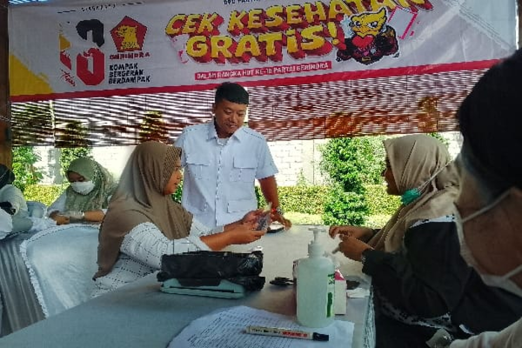 Bakti sosial cek kesehatan gratis yang digelar DPC Partai Gerindra Surabaya