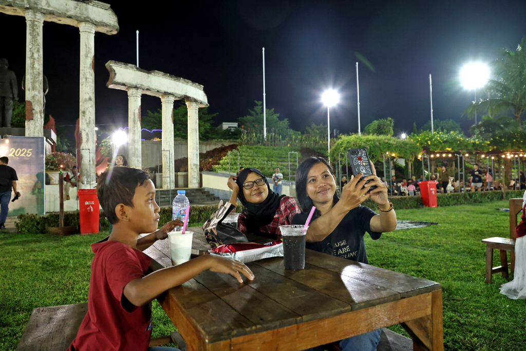 Ngabuburit di Tugu Pahlawan Surabaya