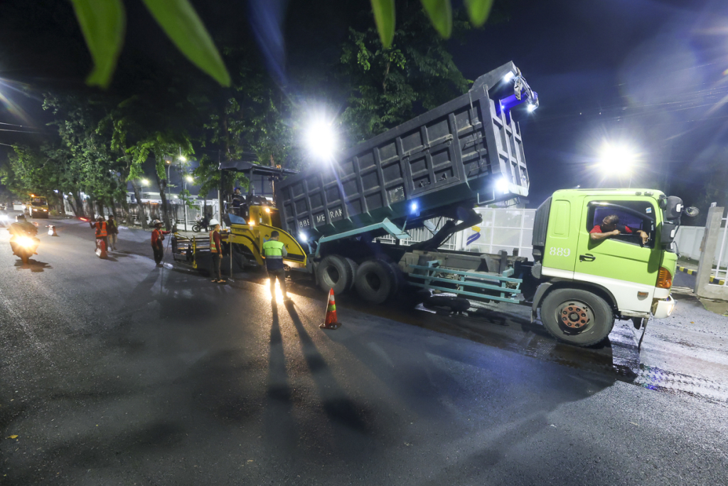 Pengaspalan jalan di Surabaya