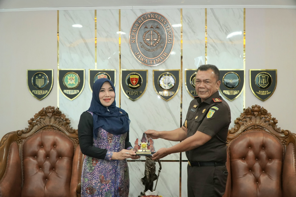 Kepala Kejaksaan Tinggi Jawa Timur, Agus Sahat S.T. Lumban Gaol, dan anggota DPD RI Lia Istifhama