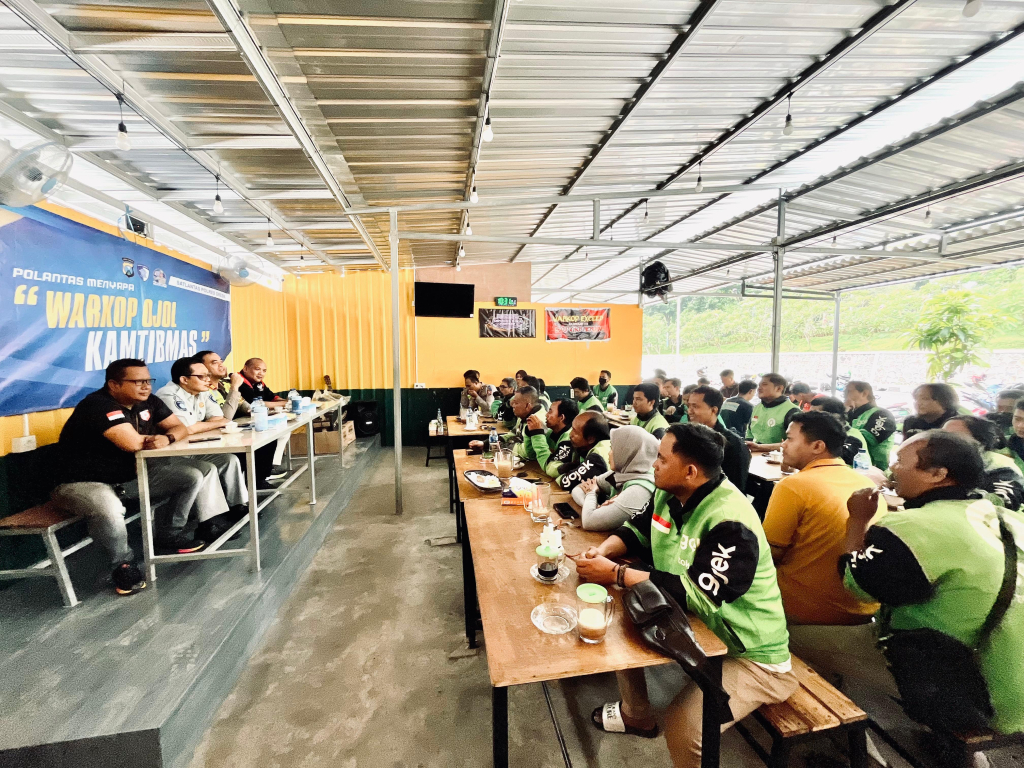 Sat Lantas Polres Gresik mengajak puluhan Driver Ojol untuk tertib berlalu lintas