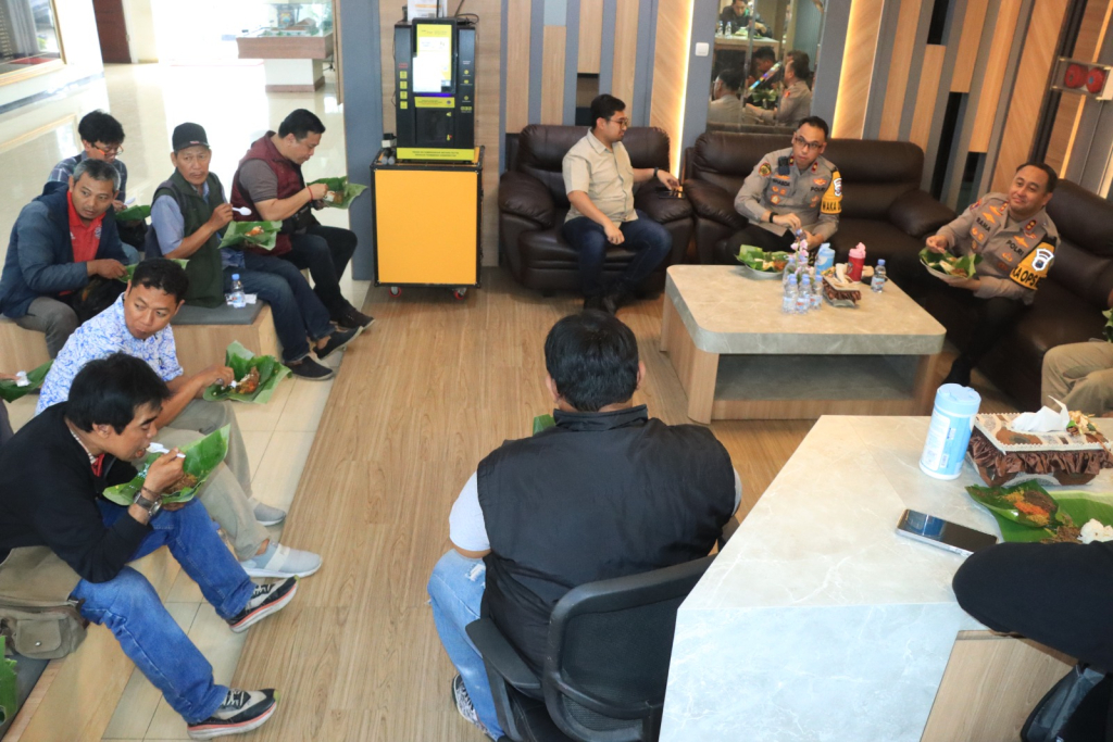 Kapolres Gresik AKBP Ramadhan Nasution bersama awak media di Loby Gedung Polres Gresik