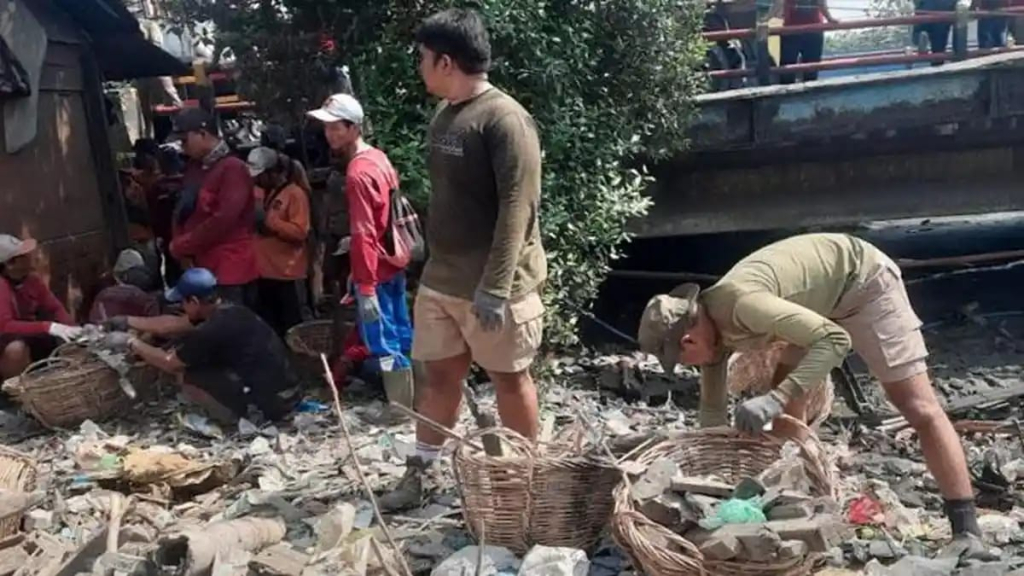 Percepatan normalisasi saluran air di kawasan Osowilangun pascabanjir