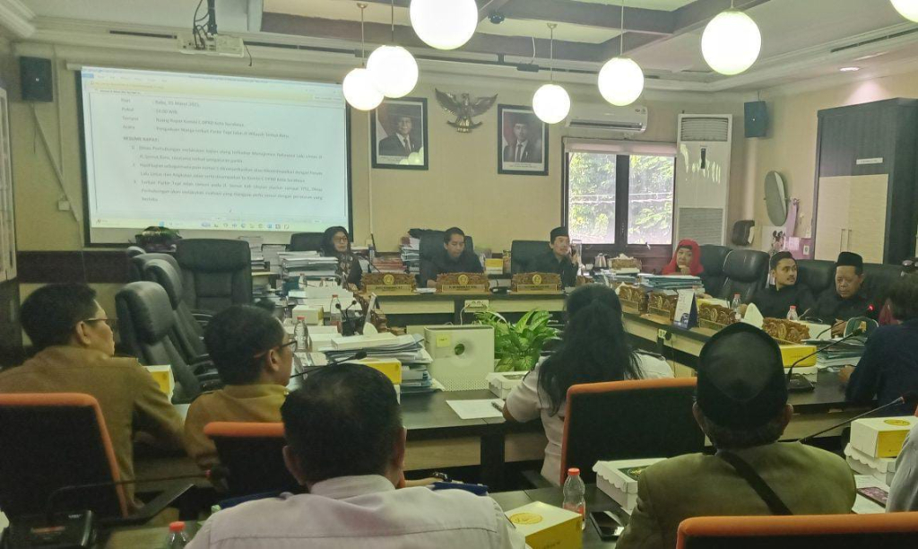 Ketua Komisi C DPRD Surabaya, Eri Irawan memimpin RDP