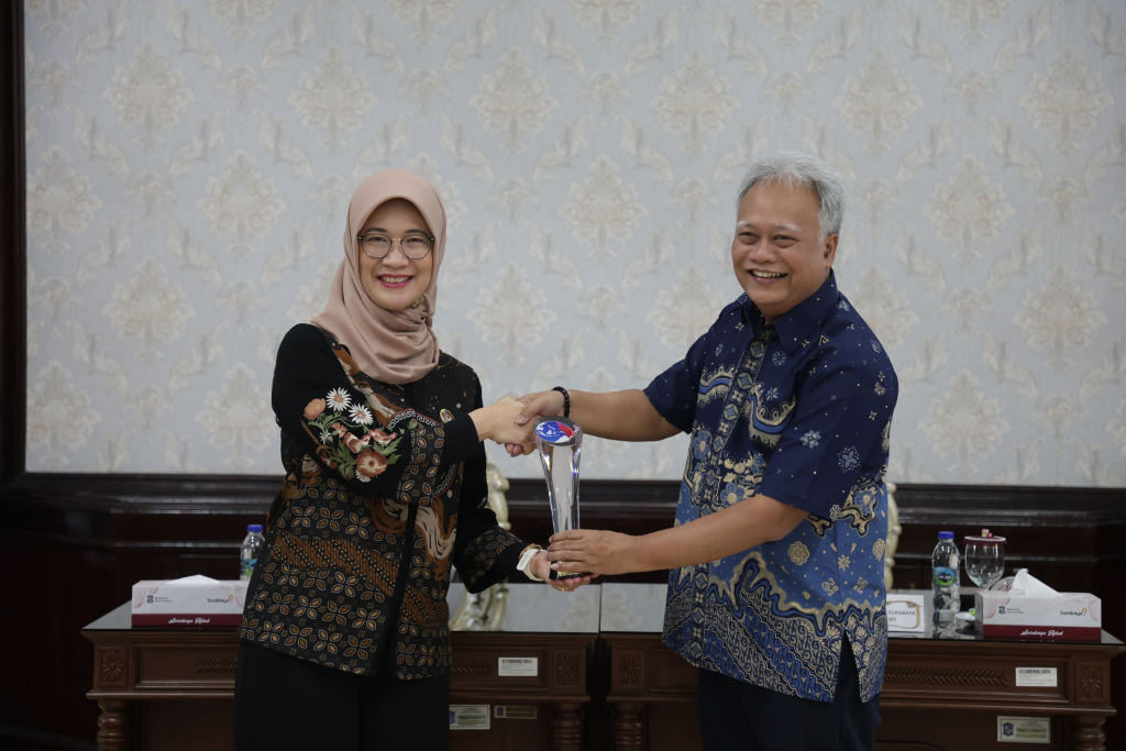 Sekda Kota Surabaya Lilik Arijanto (kanan) dan Deputi Bidang Koordinasi Kemenko PMK Woro Sri Hastuti Sulistyaningrum