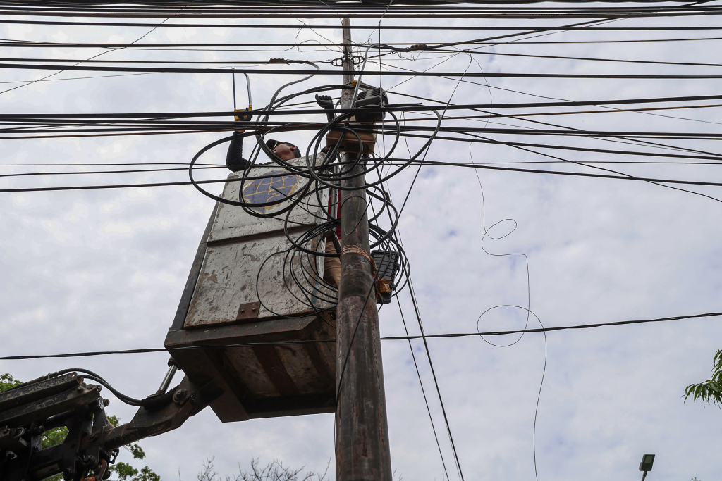 Penertiban kabel FO di Surabaya