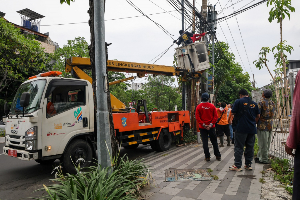 Penertiban kabel FO di Surabaya