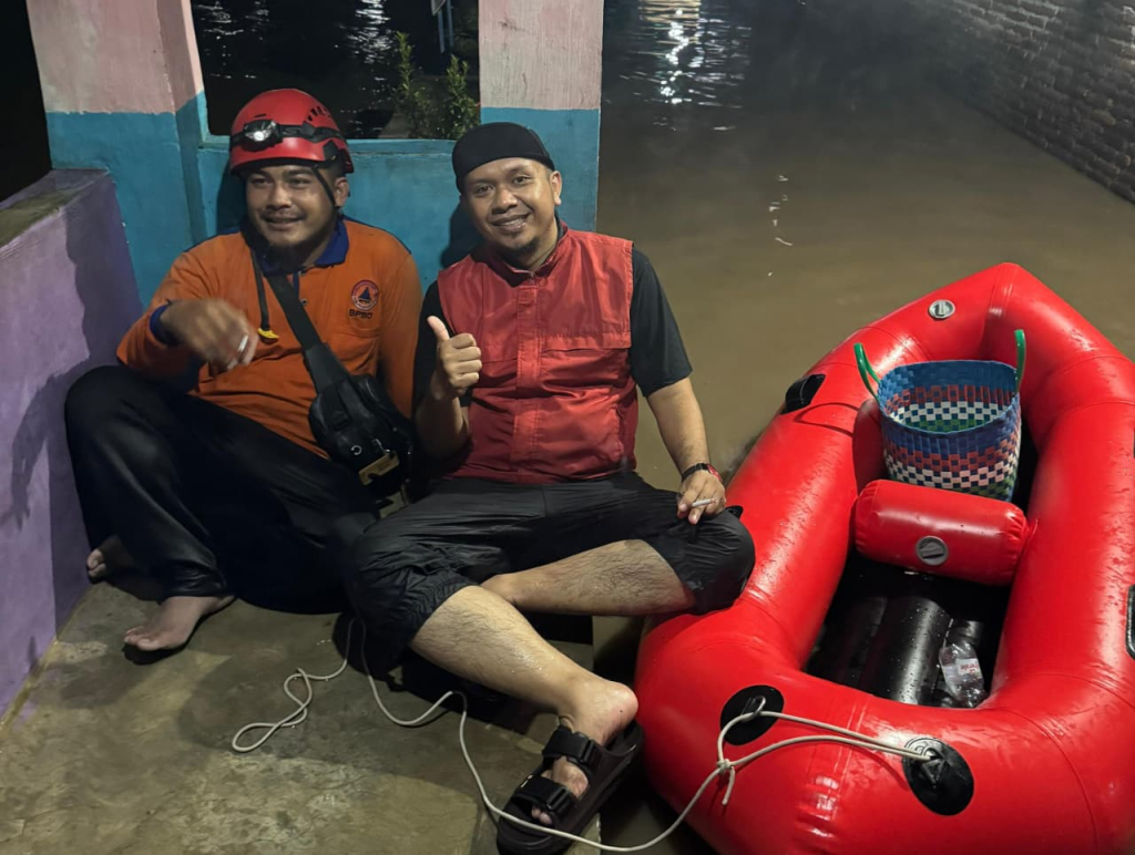 Ketua DPC PDI Perjuangan Kabupaten Probolinggo, Khairul Anam bersama petugas di lokasi banjir