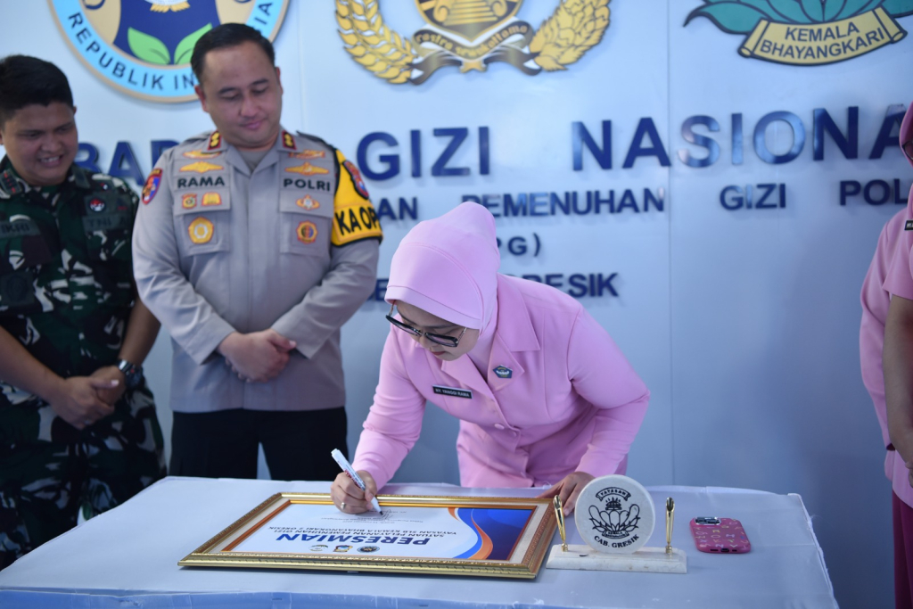 Kapolres Gresik AKBP Ramadhan Nasution mendampingi Ketua Bhayangkari Gresik menandatangani SPPG di Gresik