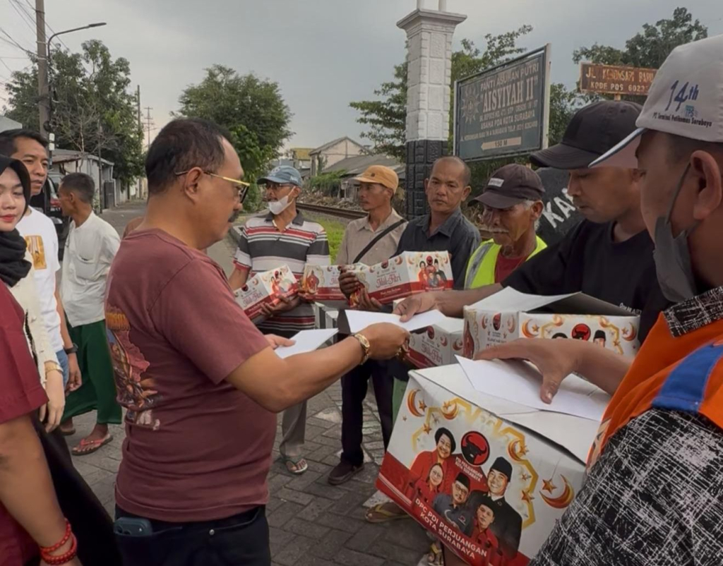 Wakil Wali Kota Surabaya Armuji saat membagikan paket MBG