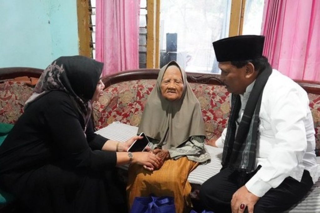 Bupati Nganjuk Marhaen dan istri memberikan bantuan kepada Nenek Yatemi