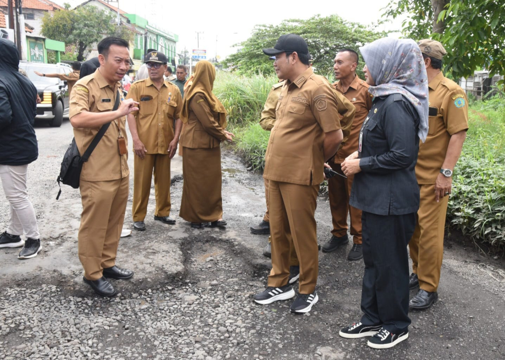Perbaikan jalan berlubang