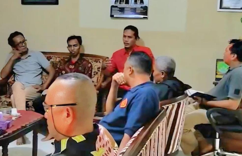 Cak Dayat, anggota DPRD Kabupaten Probolinggo dari fraksi PDI Perjuangan (berbaju merah) saat mengikuti FGD terkait penanganan bencana khususnya banjir