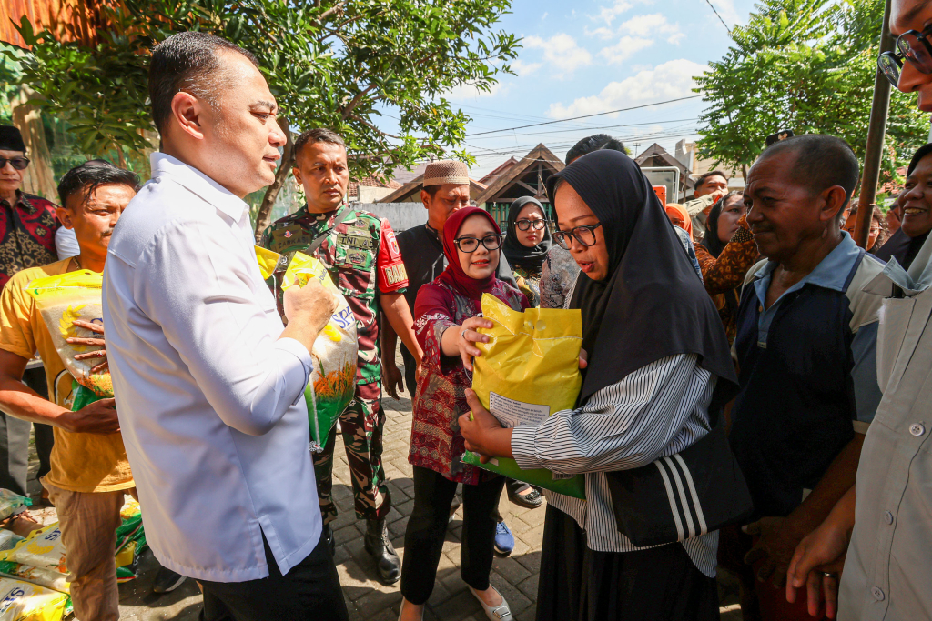 Eri Cahyadi membagikan sembako ke warga