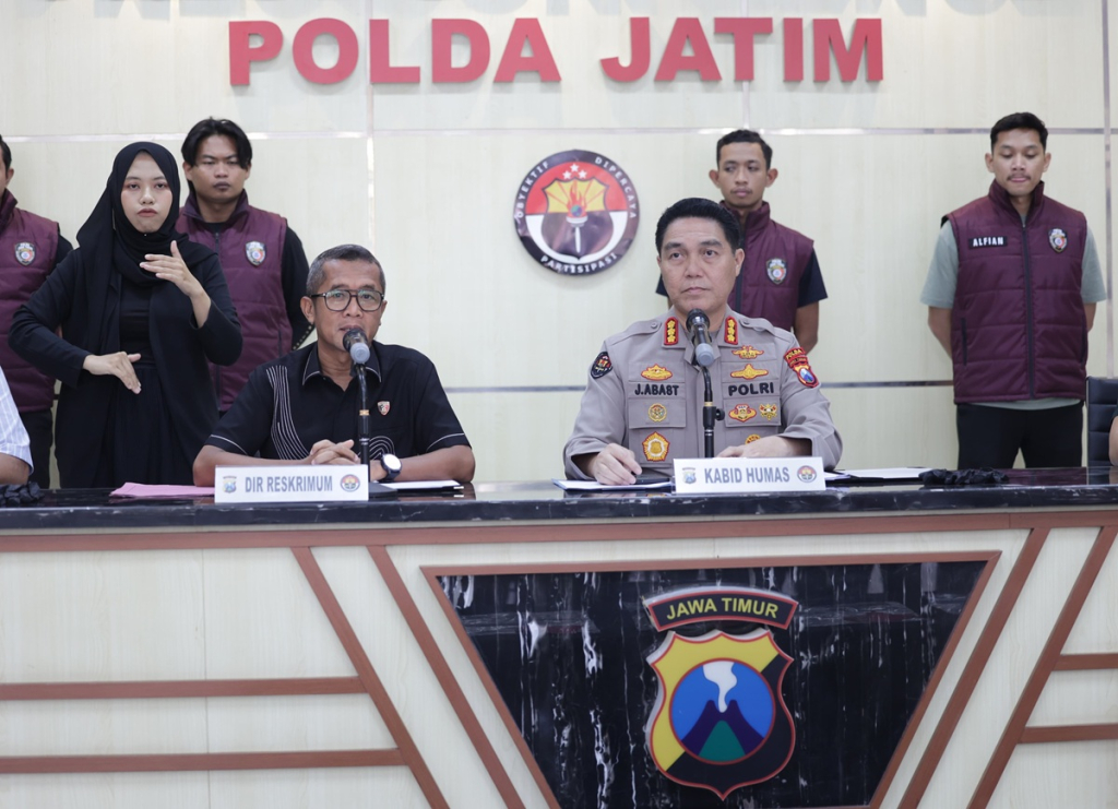 Kabid Humas Polda Jatim,Kombes Pol Jules Abraham Abast didampingi Dirkrimum Polda Jatim Kombes Pol Widi Atmoko