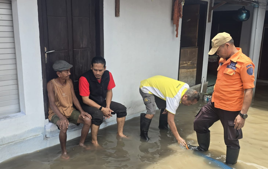 Anggota DPRD Kabupaten Probolinggo, Arief Hidayat saat memantau lokasi banjir di Kabupaten Probolinggo