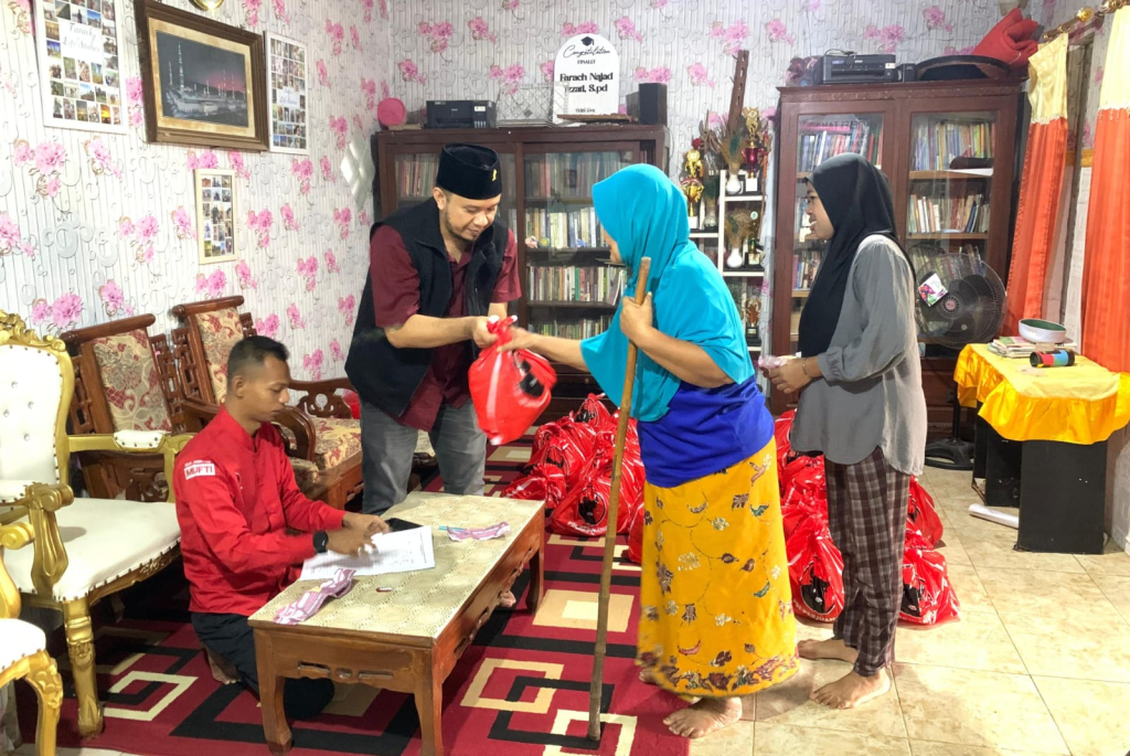 Bantuan yang diberikan kepada korban bencana di Kabupaten oleh kader PDI Perjuangan
