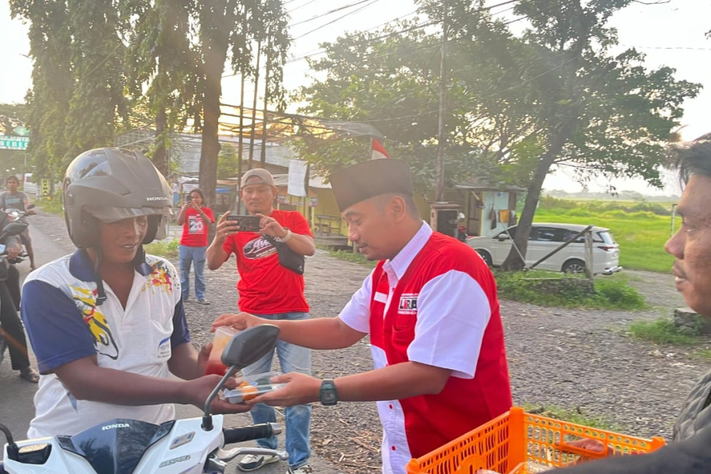 Bupati Lira Probolinggo, Salamul Huda saat membagikan takjil kepada masyarakat Rabu, 11 Maret 2026