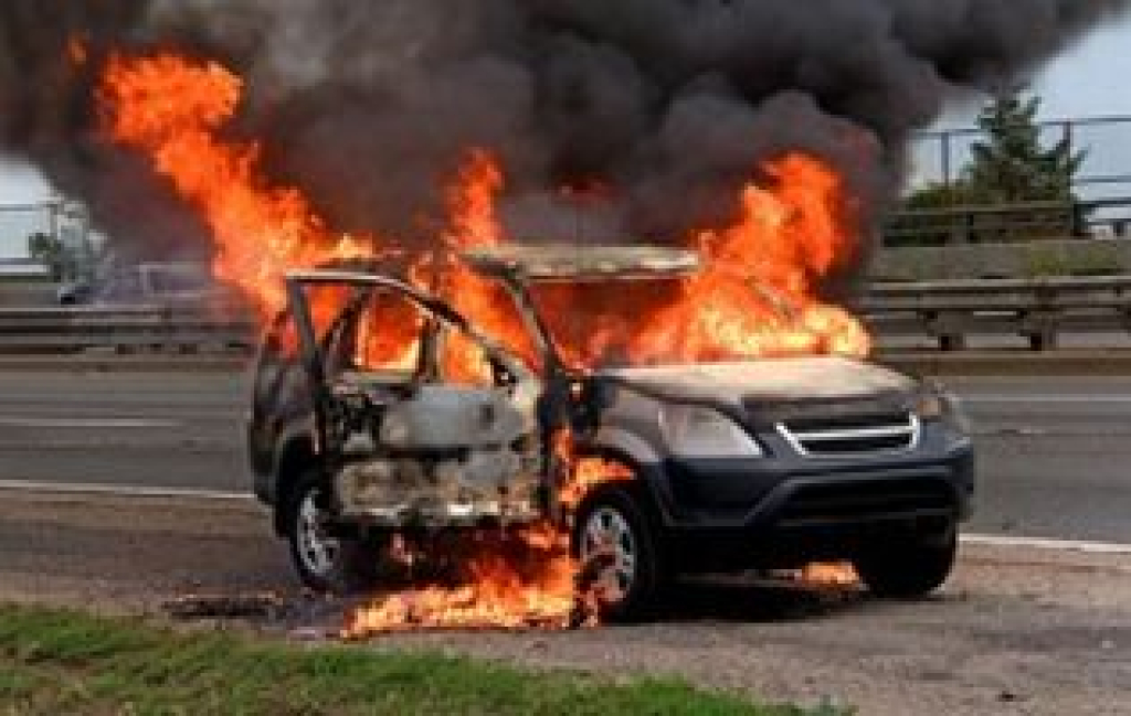 Ilustrasi mobil terbakar
