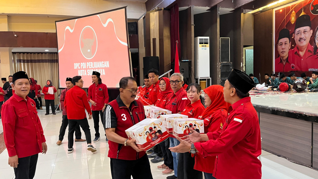 PDIP Surabaya membagikan ribuan parcel Lebaran untuk pengurus partai, anak yatim piatu, serta para janda