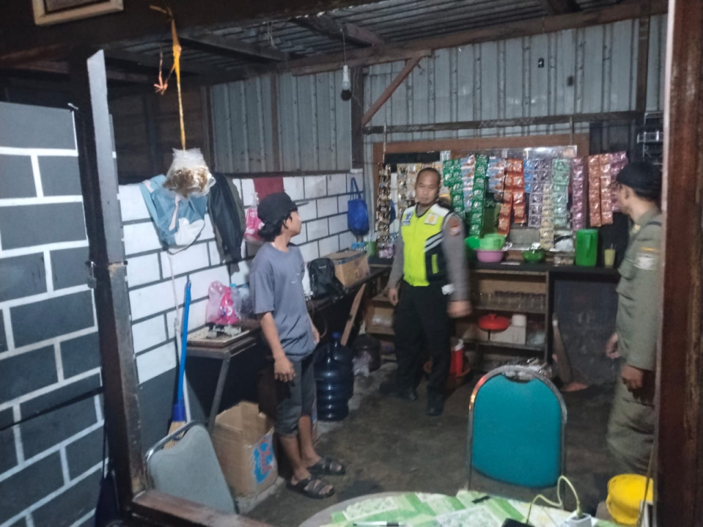 Petugas melakukan patroli dan pemeriksaan kawasan pesisir Pantai Batu-Batu di Jalan Tambak Wedi.