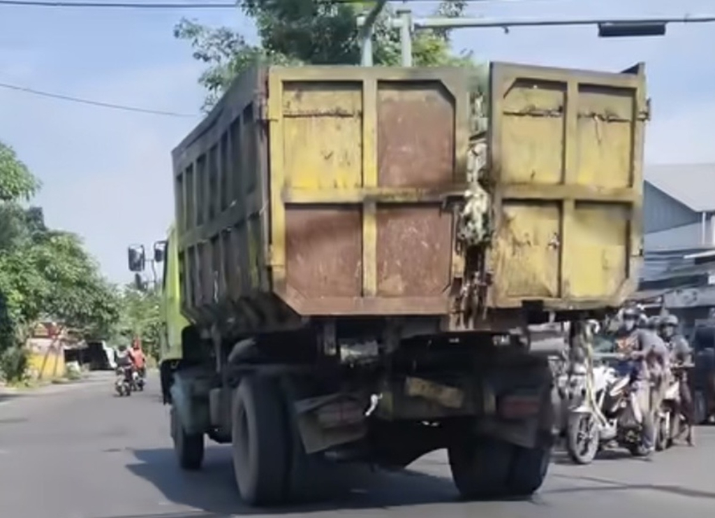 Viral Truk Bawa Sampah Berserakan