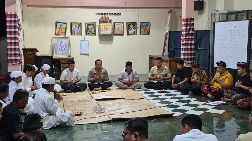 Kapolres Gresik bersama tokoh Agama di Pura Bongso Wetan, Menganti, Gresik