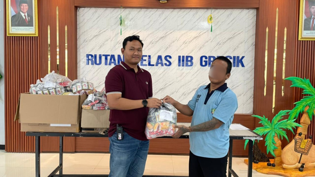 Kepala Kesatuan Pengamanan Rutan Vendra Hermawan memberikan perlengkapan alat mandi kepada salah satuu warga binaan.